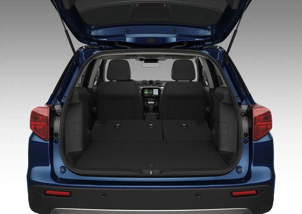 Coffre spacieux d'un SUV Honda CR-V bleu avec sièges arrière rabattus pour plus de rangement.