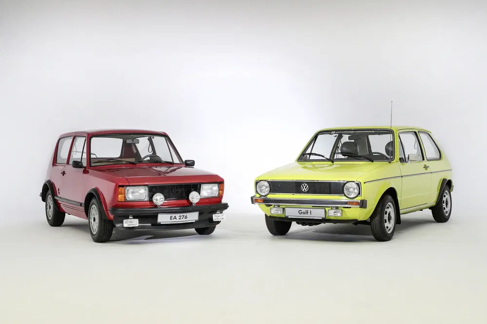 Twee klassieke Volkswagen Golf auto's, rood en geel, in een witte studio.