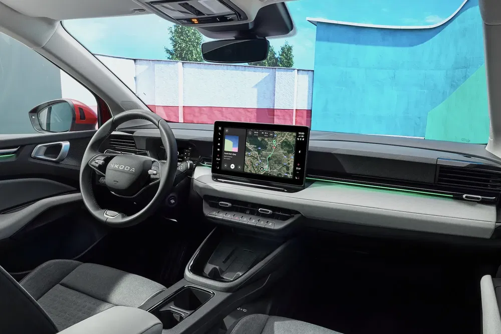 Intérieur moderne d'une Skoda avec écran tactile et volant multifonction.