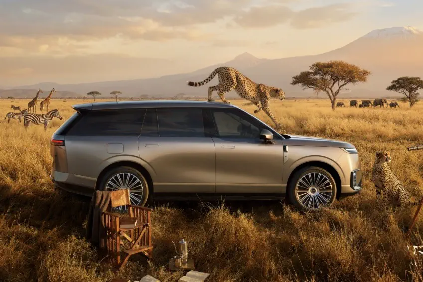 Lincoln Navigator argenté dans la savane africaine, entouré de guépards, zèbres et girafes.