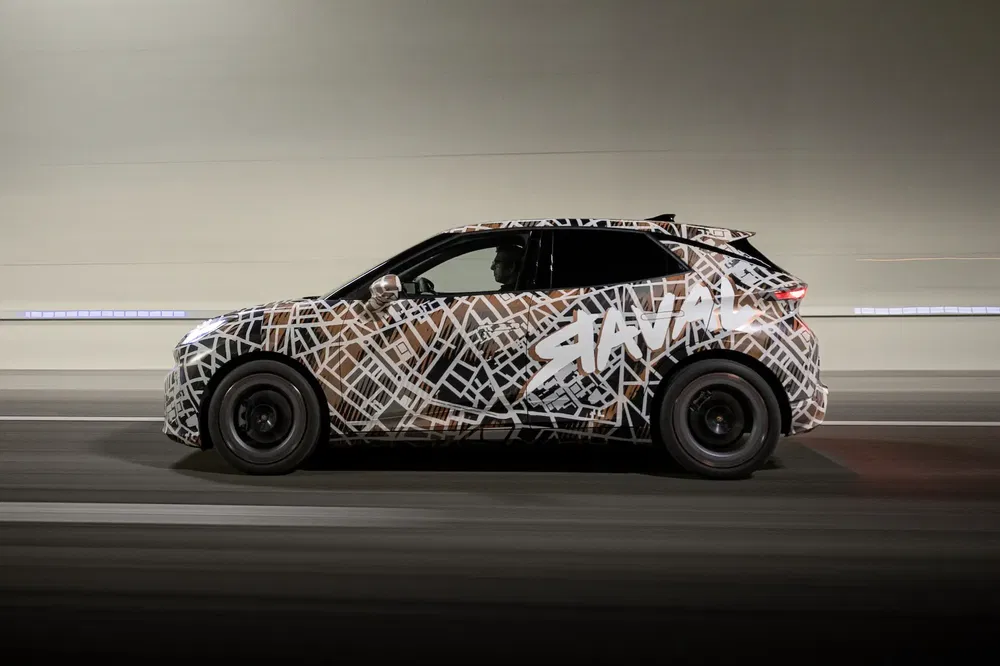 Prototype van Seat Raval met complex camouflagepatroon, rijdend door een tunnel, opvallend stedelijk ontwerp.