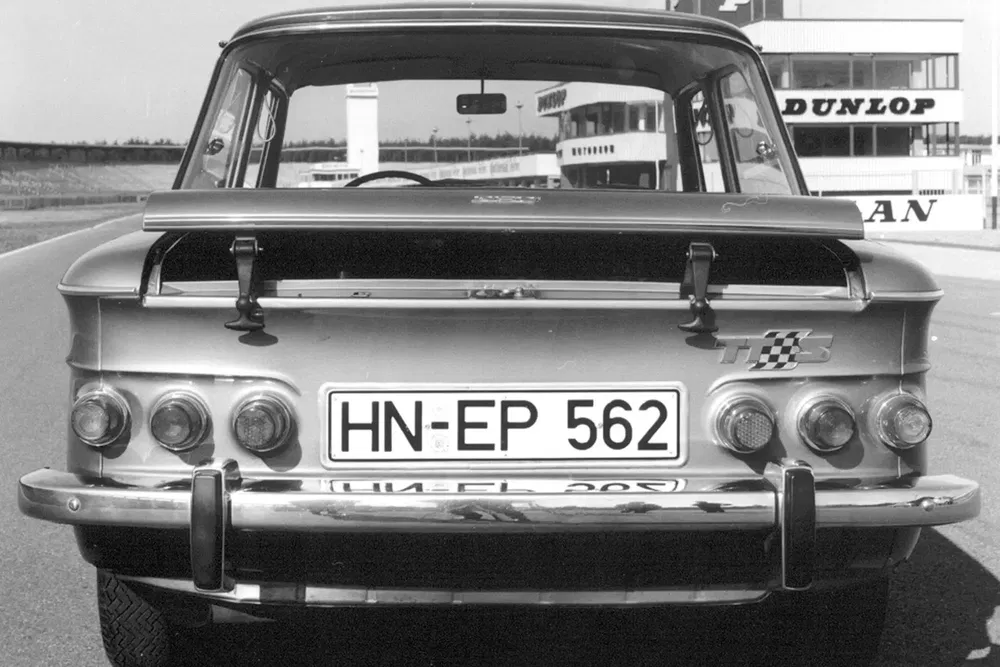 Achteraanzicht van een klassieke NSU TTS op een racecircuit.