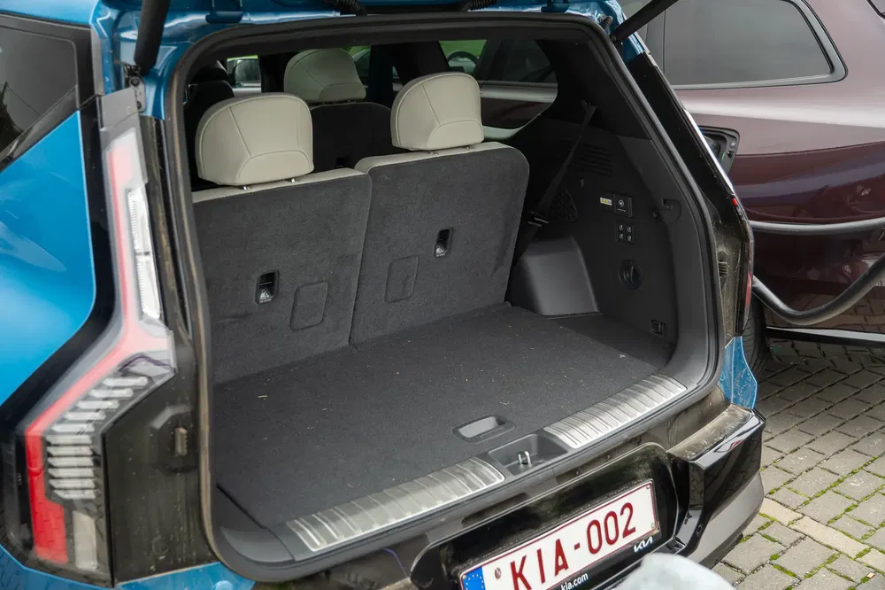 Coffre spacieux d'un SUV Kia, sièges arrière rabattables pour plus de rangement.