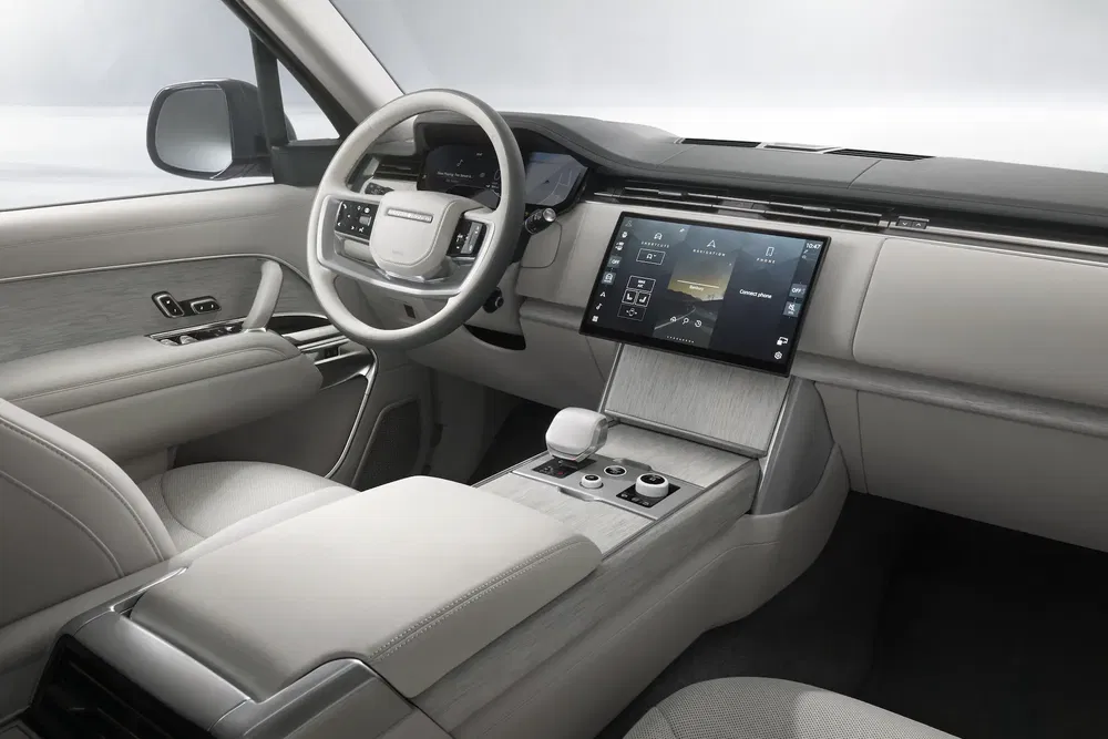 Moderne en luxe interieur van Land Rover Range Rover met geavanceerd touchscreen.