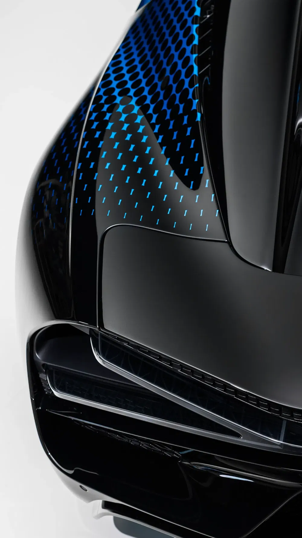 Capot Bugatti avec motif bleu et noir élégant, design aérodynamique distinctif.