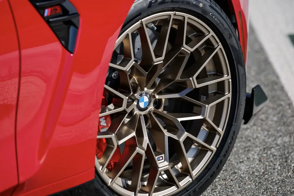 BMW M3 2024 velg met gouden wielen en zichtbaar logo.