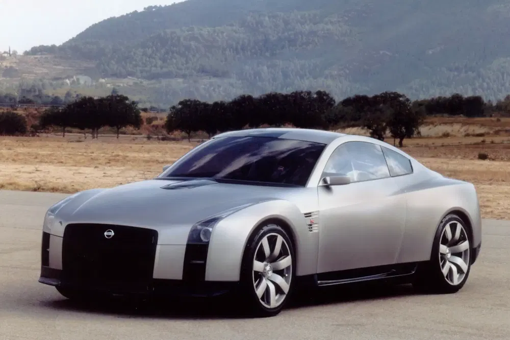 Concept car Nissan moderne sur fond de paysage montagneux.