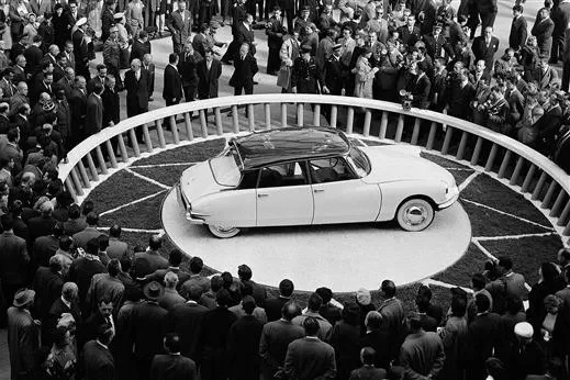 Présentation de la Citroën DS entourée de spectateurs, Salon de l'Automobile des années 1950.