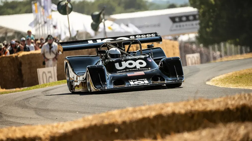 Zwarte UOP Shadow DN4 racewagen tijdens een auto-evenement in Goodwood.