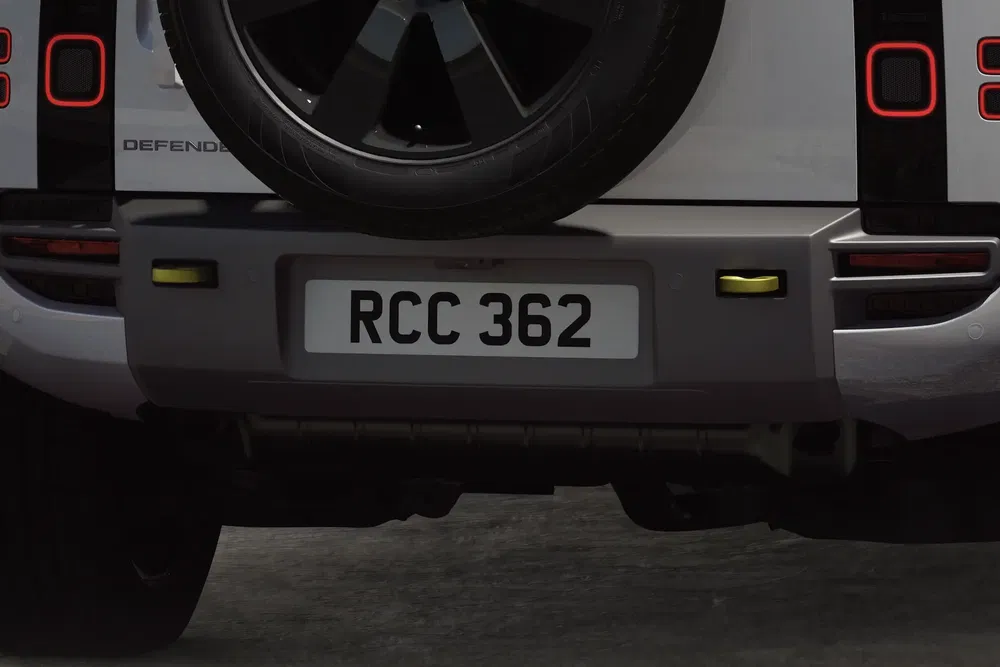 Arrière d'une Land Rover Defender avec roue de secours et plaque d'immatriculation RCC 362.