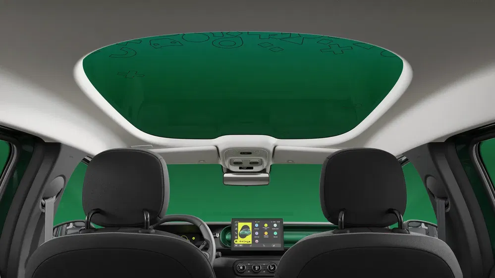 Vue intérieure d'une Citroën Électrique avec un grand toit panoramique teinté vert.