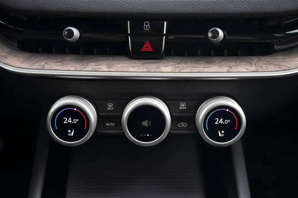 Console de climatisation d'une Mazda CX-50 avec commandes numériques et indicateurs de température.