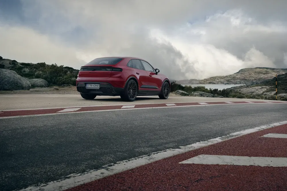 {"fr":"Porsche rouge sur route de montagne, ciel nuageux en arrière-plan.","nl":"Rode Porsche op bergweg met bewolkte lucht."}