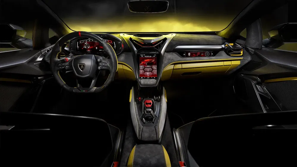 Intérieur de voiture Lamborghini, design futuriste avec éclairage LED jaune et écran central tactile.