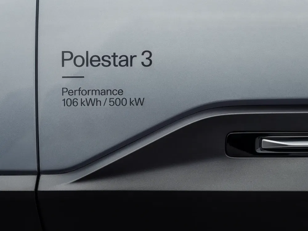 {"fr":"Détail de la carrosserie du Polestar 3, affichant 106 kWh et 500 kW de performance.","nl":"Detail van de Polestar 3-carrosserie, met 106 kWh en 500 kW prestaties."}