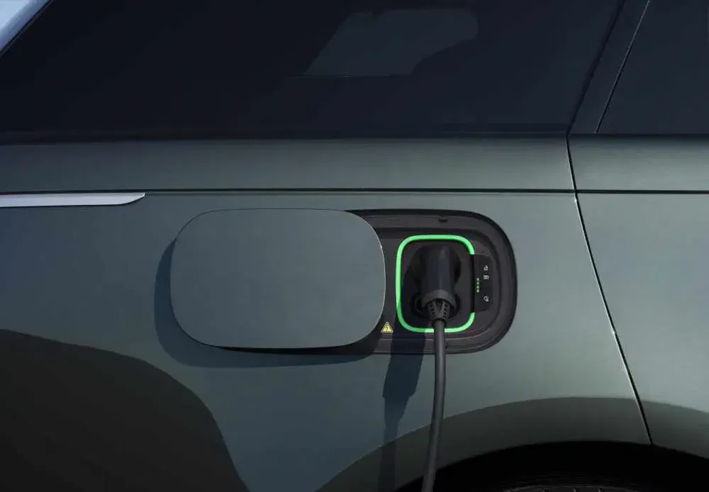 Recharge d'une voiture électrique Hyundai Ioniq avec un port de charge illuminé.