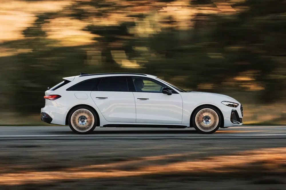 Opel Insignia Sport Tourer blanche roulant vite sur une route floue d'arrière-plan.