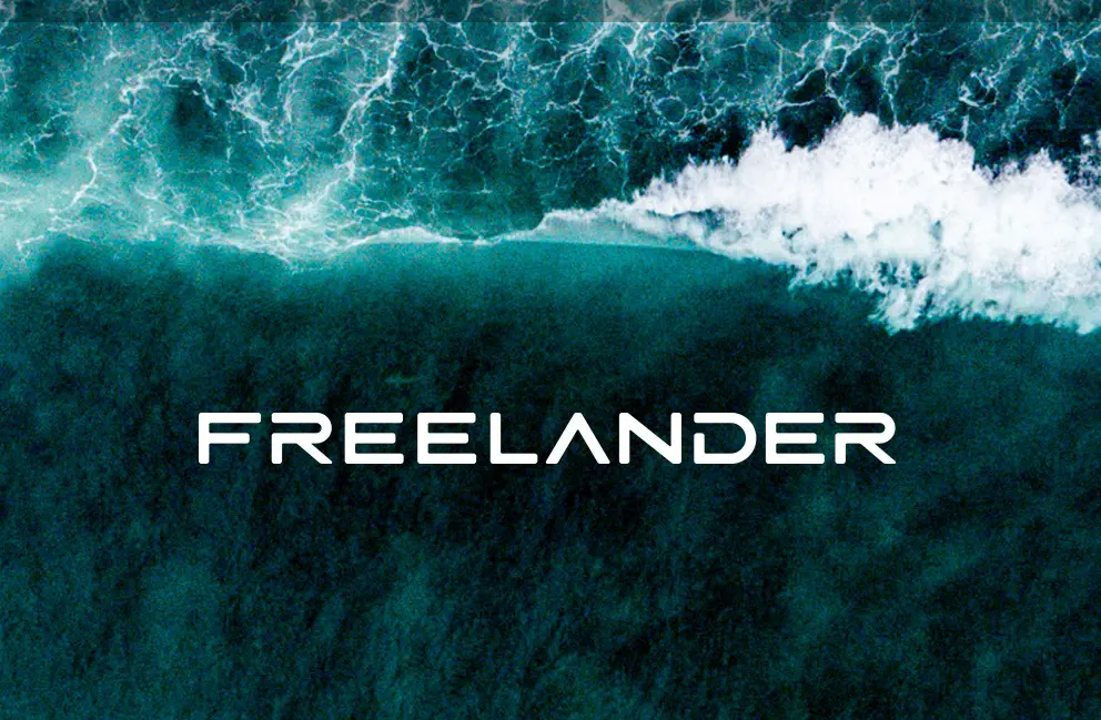 Illustration moderne avec le mot 'Freelander' sur fond océanique texturé.
