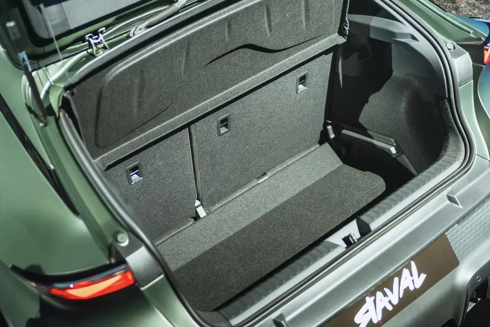 Ruime kofferbak van de Renault Staval SUV met neerklapbare achterstoelen, ideaal voor opslag.