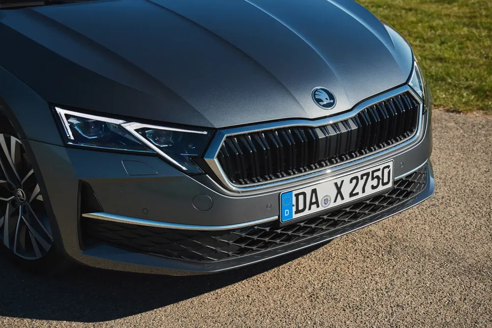 Calandre avant Skoda Octavia grise avec plaque d'immatriculation européenne.