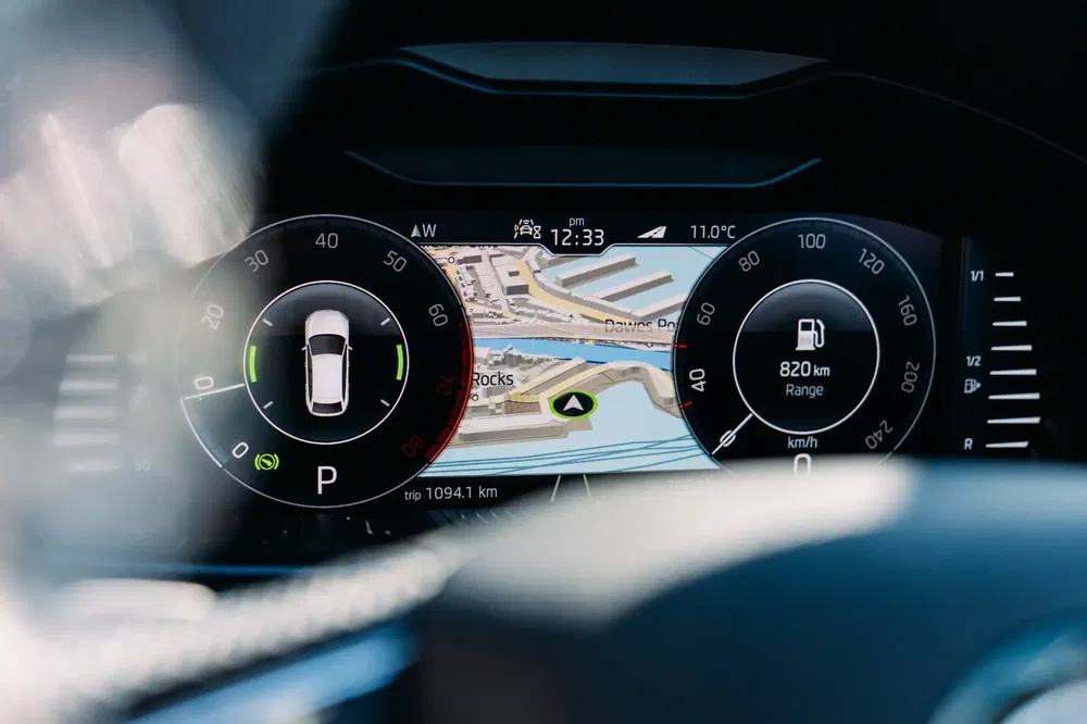 Détail intérieur de la Skoda Scala Monte Carlo 2024 rouge
