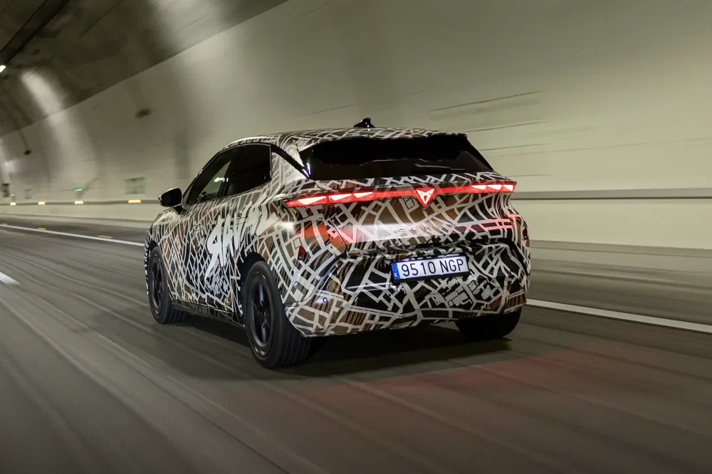 Cupra gecamoufleerd rijdend in een moderne tunnel op hoge snelheid.