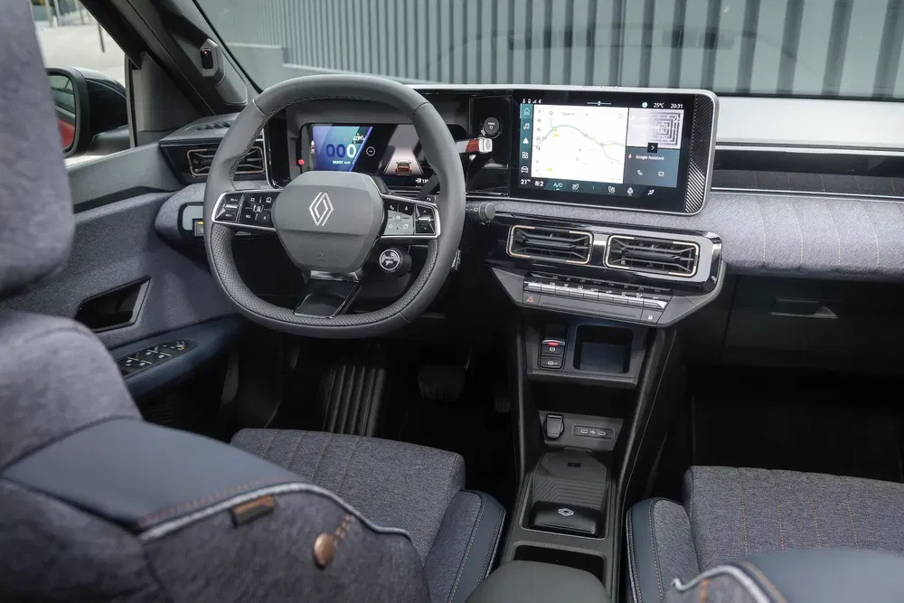 Intérieur moderne du SUV Renault avec tableau de bord numérique et volant ergonomique.