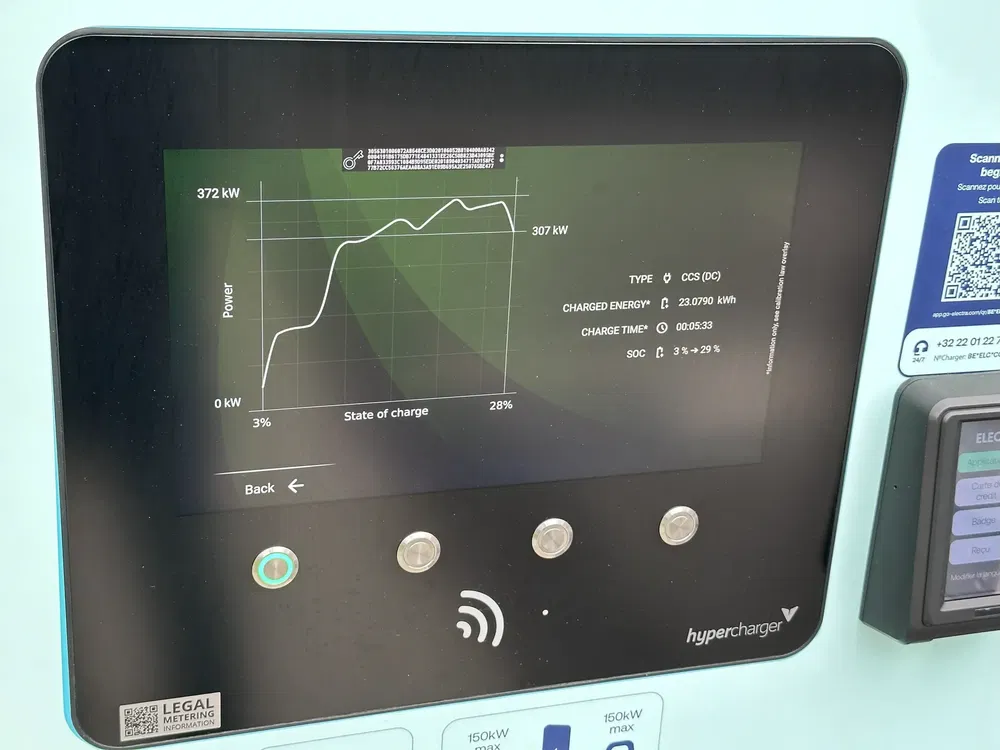 Écran d'hyperchargeur de voiture électrique affichant le graphique de puissance et l'état de charge.
