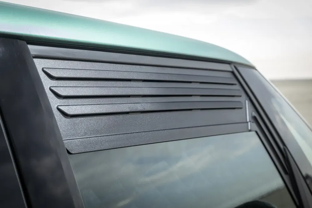Ventilation latérale en plastique d'une Citroën Berlingo, partie supérieure de la fenêtre.
