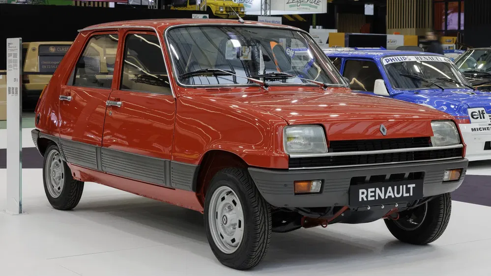 {"fr":"Voiture classique Renault 5 rouge dans une exposition automobile, design rétro années 70.","nl":"Klassieke rode Renault 5 auto op een autotentoonstelling, retro ontwerp uit de jaren '70."}