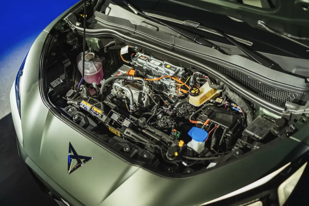 Open elektrische motor van de Cupra Formentor, oranje kabels en koelvloeistof zichtbaar.