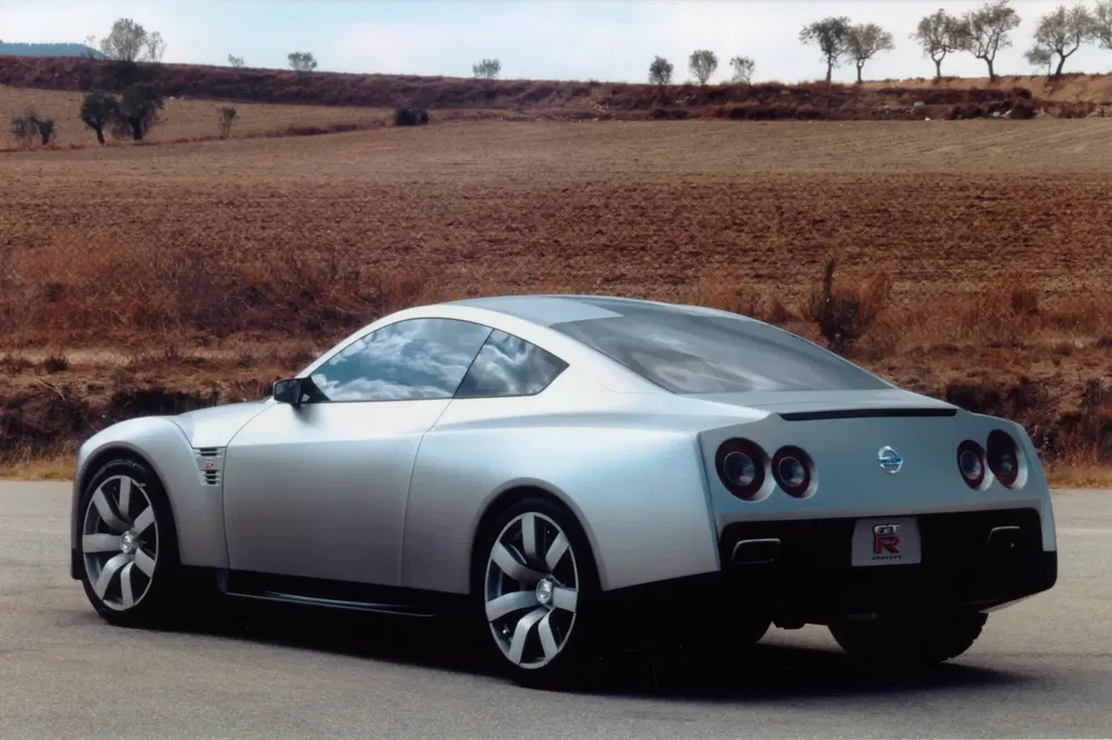 Concept car Nissan GT-R, arrière, paysage désertique, design futuriste et sportif.