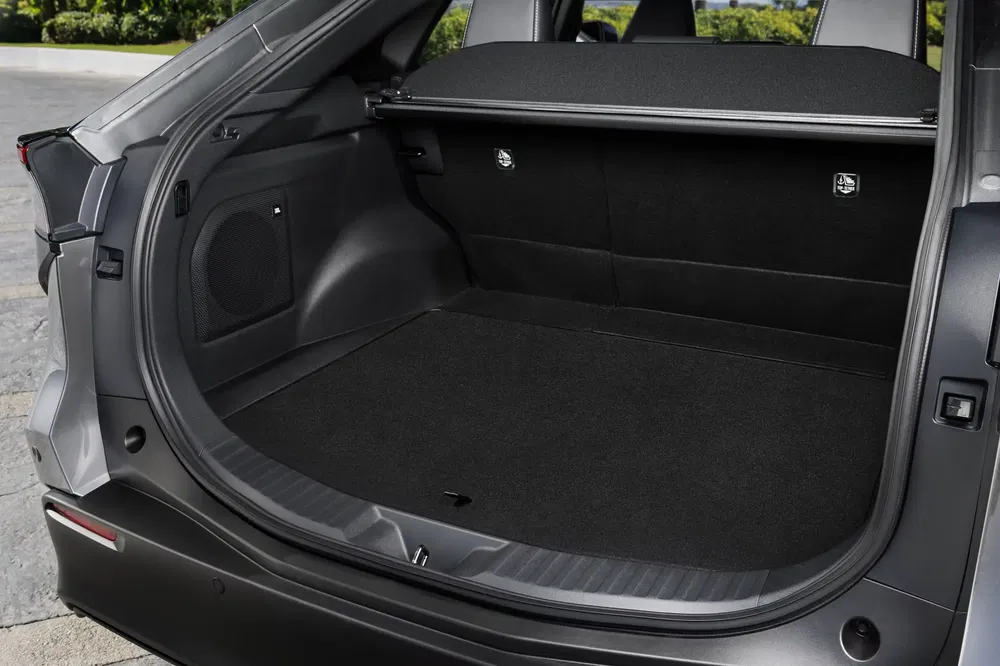 Ruime kofferbak van een moderne SUV met bagageafdekking en zwarte interieurafwerking.