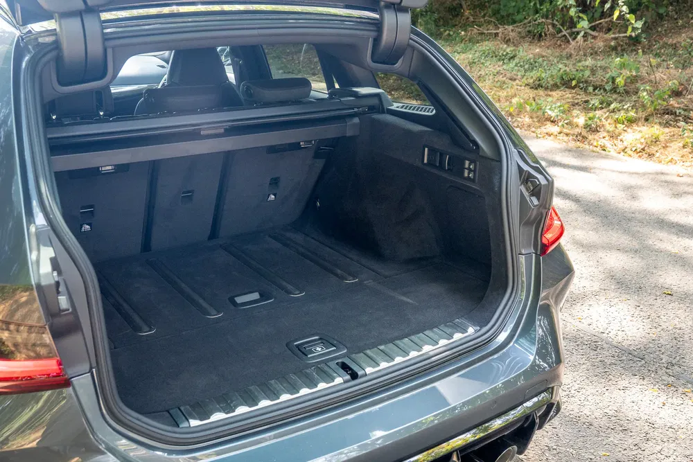 Ruime kofferbak van een Audi, moderne SUV, buiten, klaar voor weekendlading.
