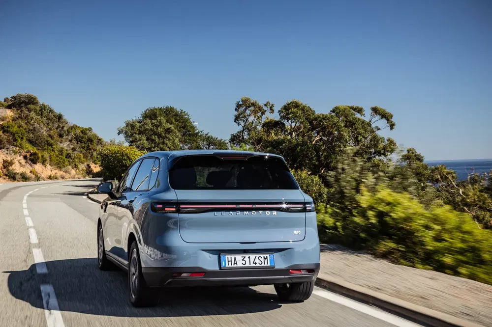 Blauwe Lliar Motor R15 op kustweg omringd door groen.