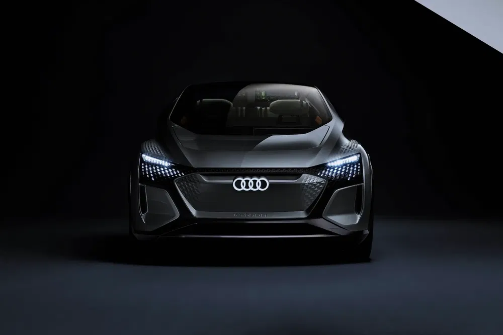 Concept car Audi aux phares LED distinctifs, design futuriste et élégant en perspective frontale.