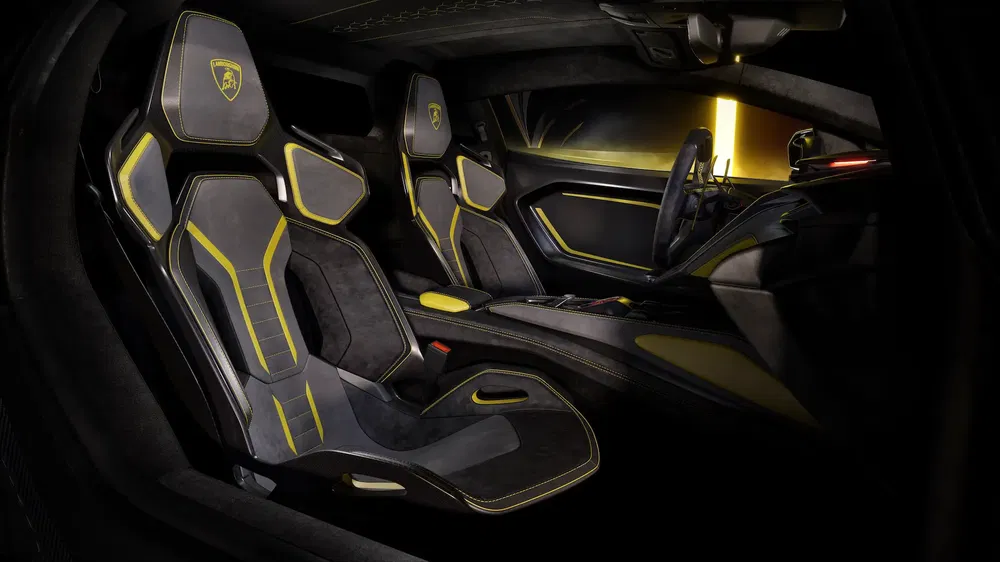 Intérieur luxueux d'une Lamborghini avec sièges en cuir noir et accents jaunes.