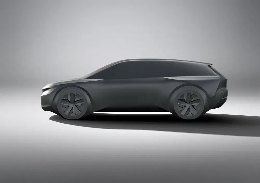 Concept-car électrique moderne profilé, jantes aérodynamiques, lignes épurées, éclairage ambiant subtil.