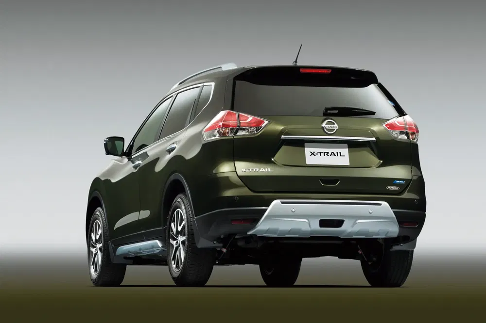 Nissan X-Trail vert vu de dos, design élégant et robuste en vedette.