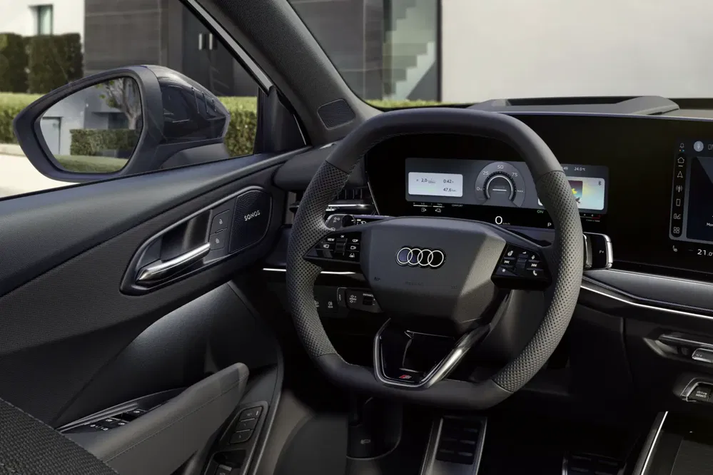 Volant intérieur moderne de l'Audi avec tableau de bord numérique avancé.