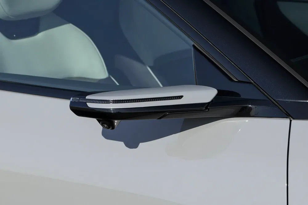 Rétroviseur extérieur Hyundai Ioniq 6 avec caméra intégrée sur carrosserie blanche.