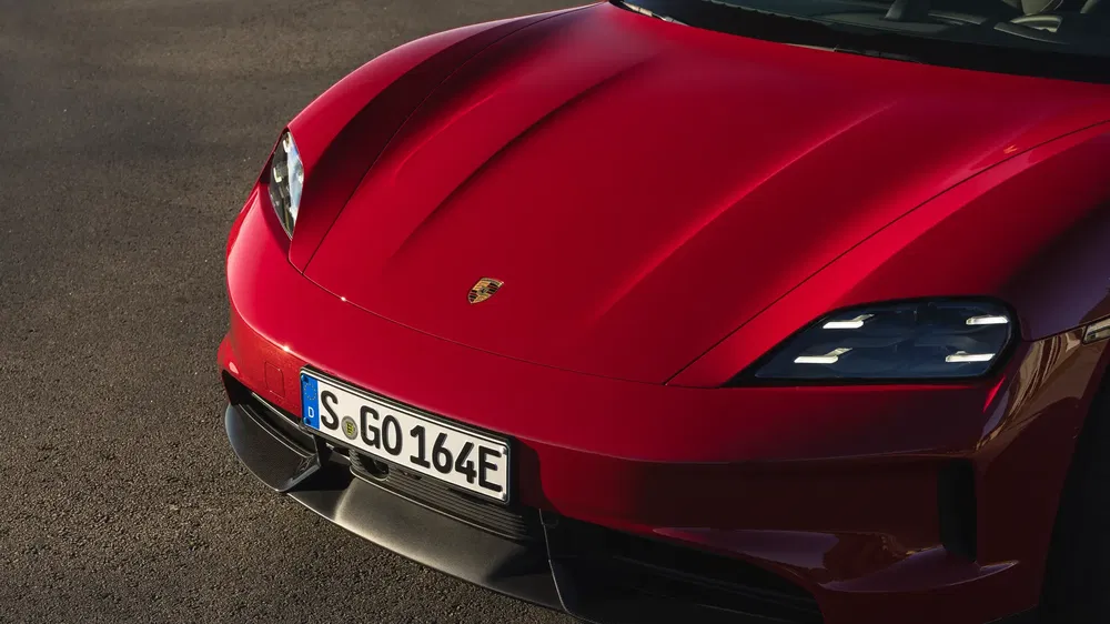 Vue rapprochée d'une Porsche Taycan rouge au design élégant et moderne.