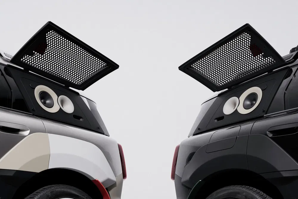 Concept BMW Mini avec compartiments de rangement arrière ouverts, design moderne innovant.