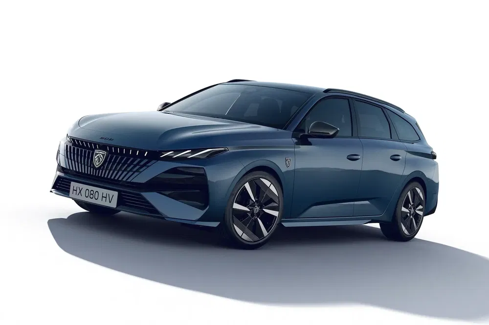 Peugeot 308 SW bleu métallisé moderne sur fond blanc, élégante et sportive.