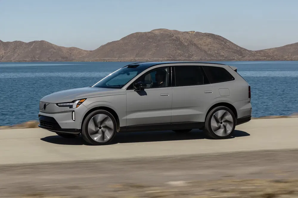 {"fr":"Volvo EX90 gris roulant sur une route côtière avec montagnes en arrière-plan.","nl":"Grijze Volvo EX90 rijdt langs een kustweg met bergen op de achtergrond."}