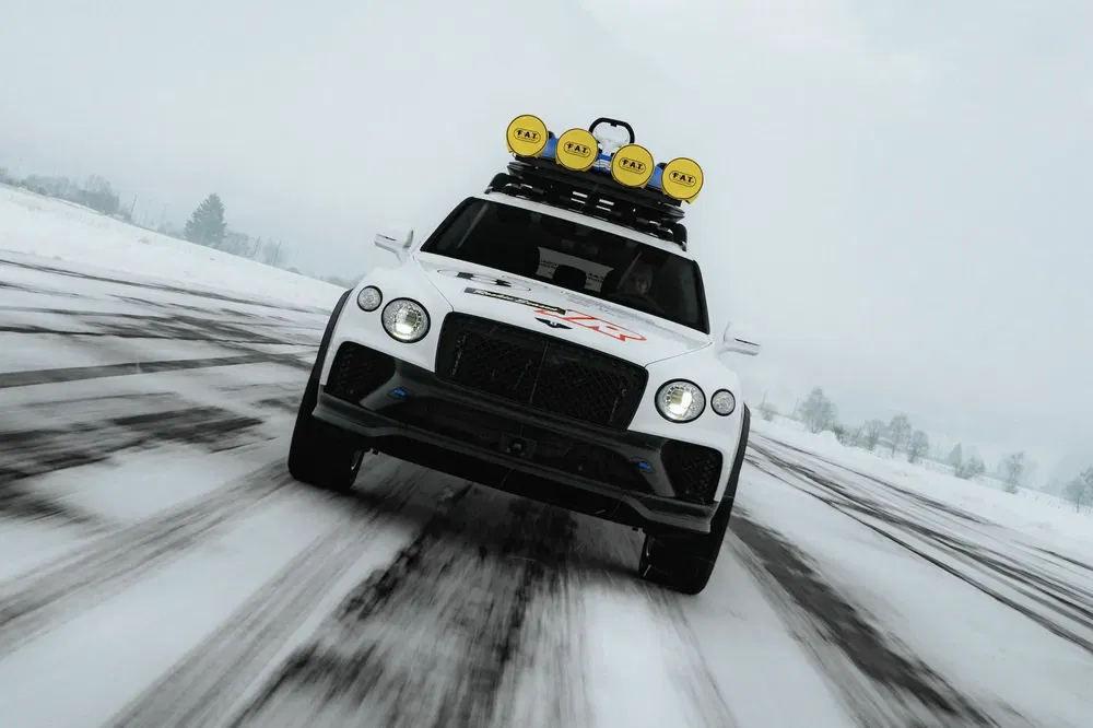 Bentley Bentayga aangepast voor sneeuwrace met daklichten en sneeuwbanden.