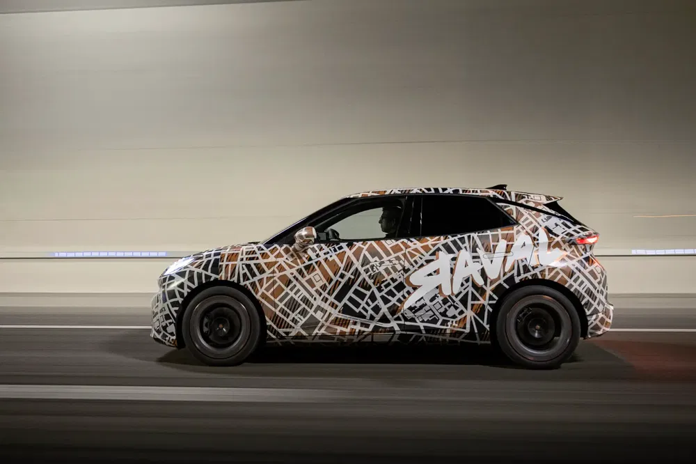 Haval auto in camouflage, rijdend door een tunnel met opvallend stedelijk design.