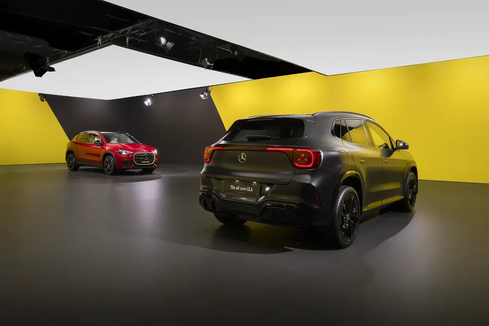 Présentation de deux SUVs Mercedes, dont un GLA, sur fond jaune et noir.