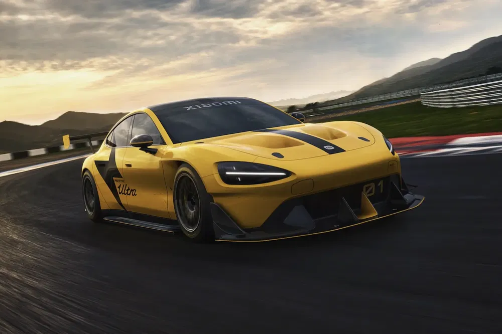 {"fr":"Voiture de course jaune P71 haute performance sur circuit avec ciel dramatique en arrière-plan.","nl":"Gele P71 raceauto op circuit met dramatische lucht op de achtergrond."}