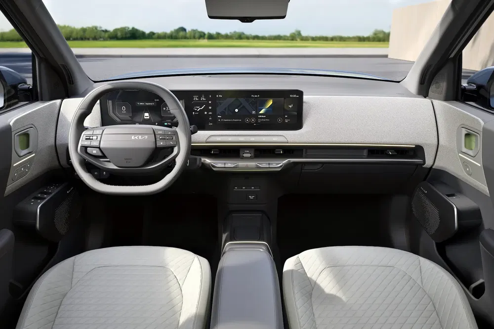 Moderne interieur van de Kia EV9 met digitaal dashboard en luxe afwerking.